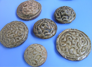 Clay "gold pie" money (陶质"金饼") unearthed from Han Dynasty graves