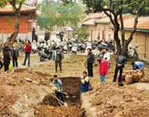 "Golden juice" being dug up at Cheng Tian Temple