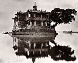 Photograph
                              of the Jinshan Temple of Fuzhou taken by
                              John Thomson