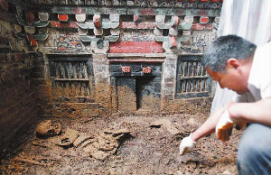 The extraordinary interior paintings of the Ming Dynasty tomb discovered in Longshan Village