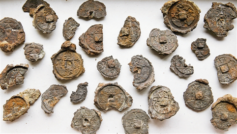 Examples of moulds used to cast Northern Song iron coins discovered at Yuncheng's salt lake
