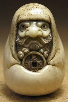 Sculpture of Bodhidharma holding a wu zhu () coin