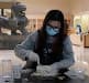 Henan Museum staff member
          digging for treasure in archaeological blind box